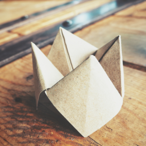 Papier représentant un jeu de parcours illustrant différents choix de vie ou de carrière, symbolisant la liberté de décision professionnelle.