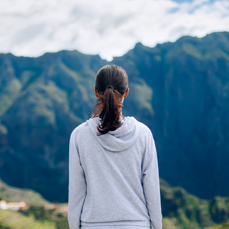 Femme de dos regardant l'horizon, symbolisant la recherche de ce que l'on veut vraiment et la projection vers ses désirs professionnels profonds