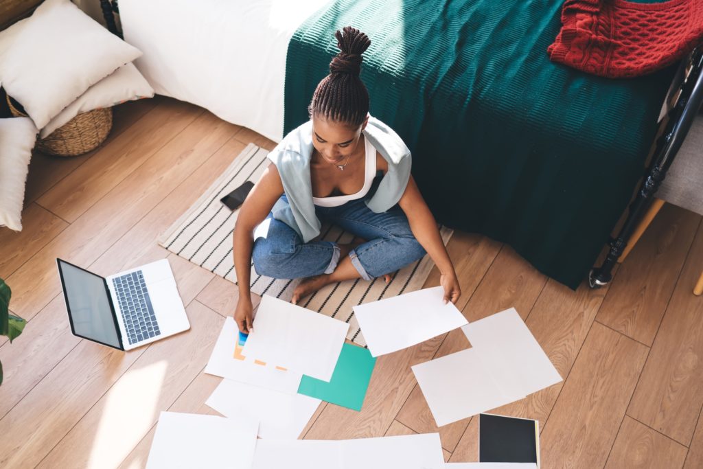Femme en pleine réflexion pendant un bilan de compétences, avec tests de personnalité MBTI et STRONG sur la table