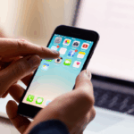 main cliquant sur un agenda sur iphone pour planifier un bilan de compétences en ligne