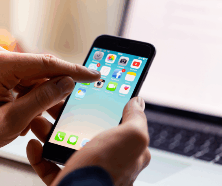 main cliquant sur un agenda sur iphone pour planifier un bilan de compétences en ligne